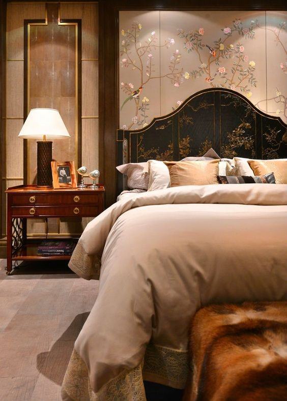 اتاق خواب مستری که تمامی عناصر دکوری آن مانند تخت، دیوار، فرش و روتختی به رنگ کرم و قهوه ای می باشد